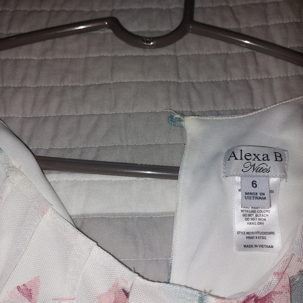 Size 6 beautiful. Looks new